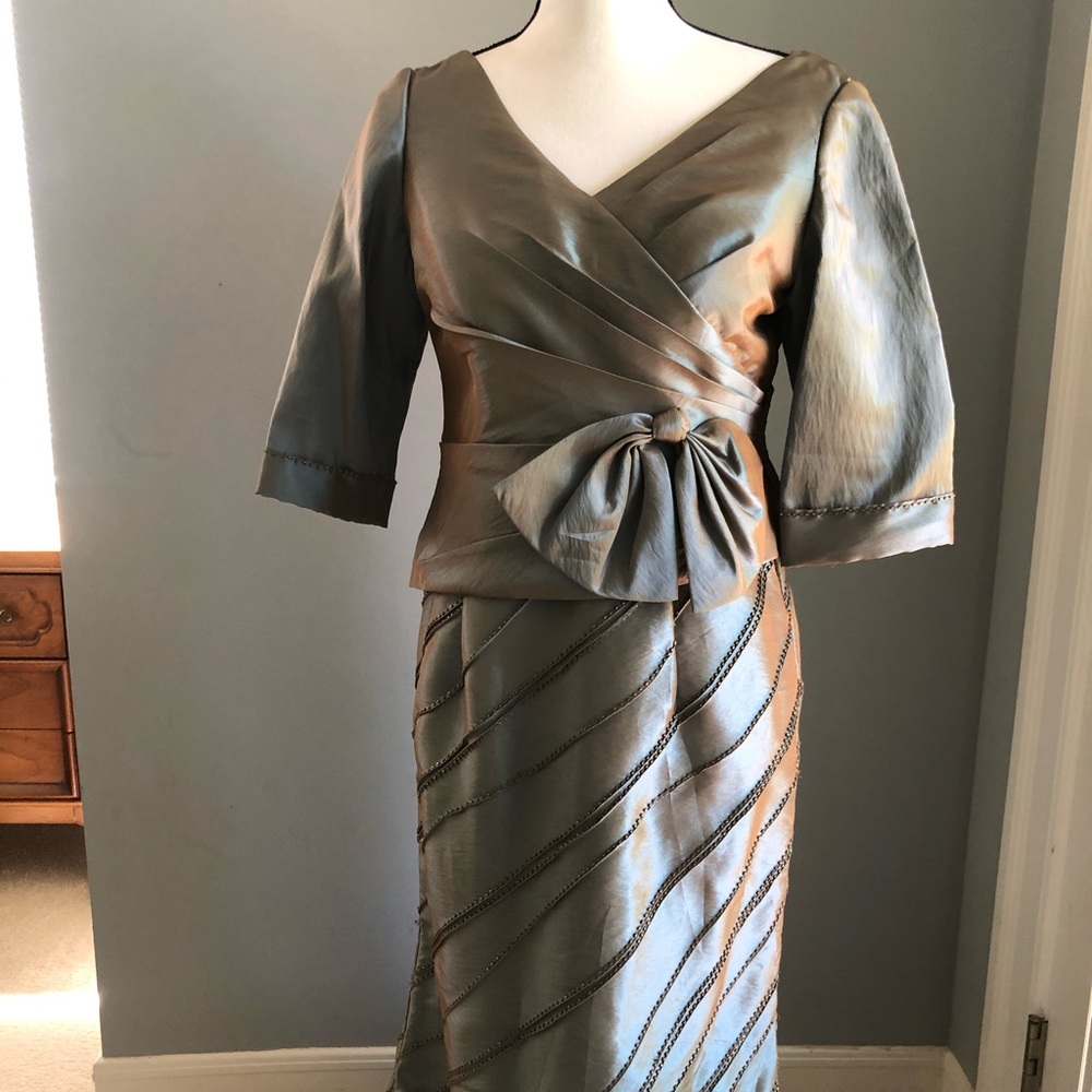 Stunning and very flattering evening gown.